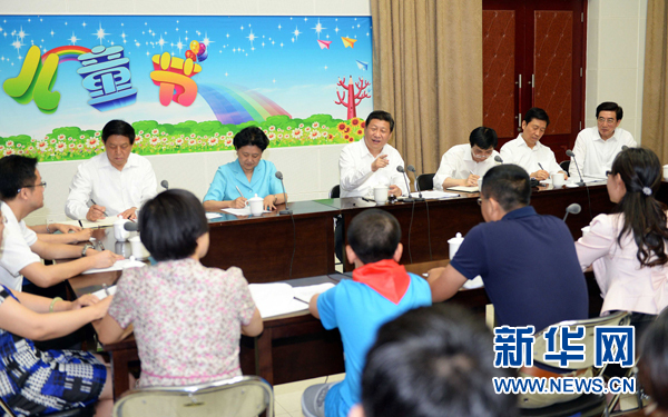 这是习近平在学校与少先队辅导员、教师、家长、学生代表座谈。新华社记者 李涛 摄 这是习近平在学校与少先队辅导员、教师、家长、学生代表座谈。新华社记者 李涛 摄
