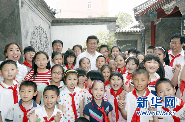 5月30日上午,中共中央总书记、国家主席、中央军委主席习近平来到北京市海淀区民族小学,参加庆祝“六一”国际儿童节活动。这是活动结束后,习近平与学校师生合影留念。新华社记者 鞠鹏 摄 5月30日上午,中共中央总书记、国家主席、中央军委主席习近平来到北京市海淀区民族小学,参加庆祝“六一”国际儿童节活动。这是活动结束后,习近平与学校师生合影留念。新华社记者 鞠鹏 摄