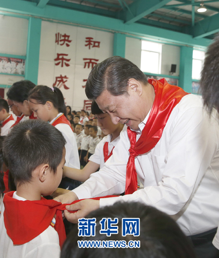 5月30日上午,中共中央总书记、国家主席、中央军委主席习近平来到北京市海淀区民族小学,参加庆祝“六一”国际儿童节活动。这是习近平在少先队入队仪式上,为新少先队员系上红领巾。新华社记者 鞠鹏 摄 5月30日上午,中共中央总书记、国家主席、中央军委主席习近平来到北京市海淀区民族小学,参加庆祝“六一”国际儿童节活动。这是习近平在少先队入队仪式上,为新少先队员系上红领巾。新华社记者 鞠鹏 摄