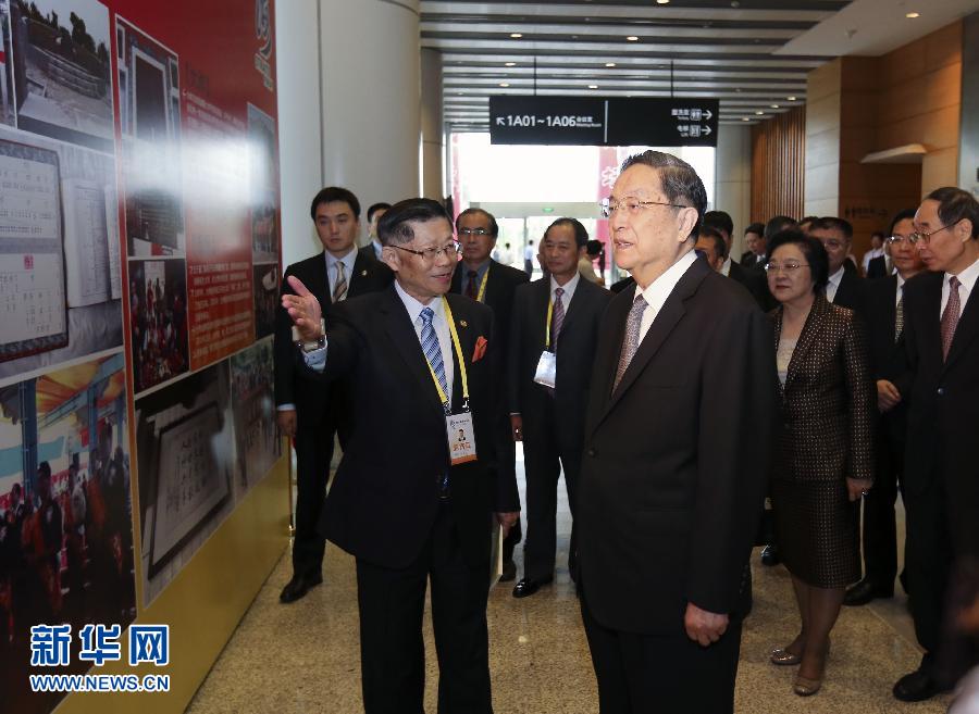 这是开幕式前,俞正声参观两岸“同名村”活动图片展。新华社记者丁林摄 这是开幕式前,俞正声参观两岸“同名村”活动图片展。新华社记者丁林摄