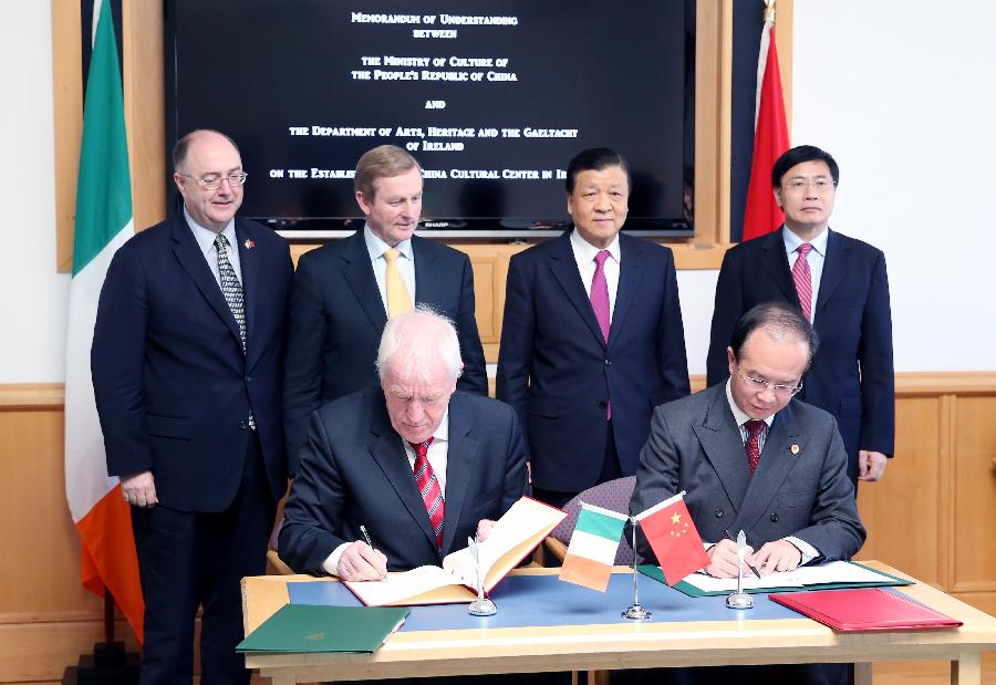 6月17日，刘云山见证签署在爱设立文化中心谅解备忘录。 新华社记者 姚大伟 摄 