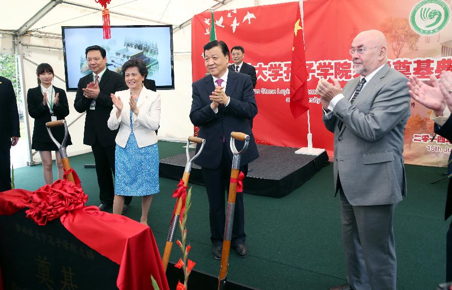 6月15日，刘云山参加都柏林大学孔子学院教学楼奠基仪式。 新华社记者 姚大伟 摄 