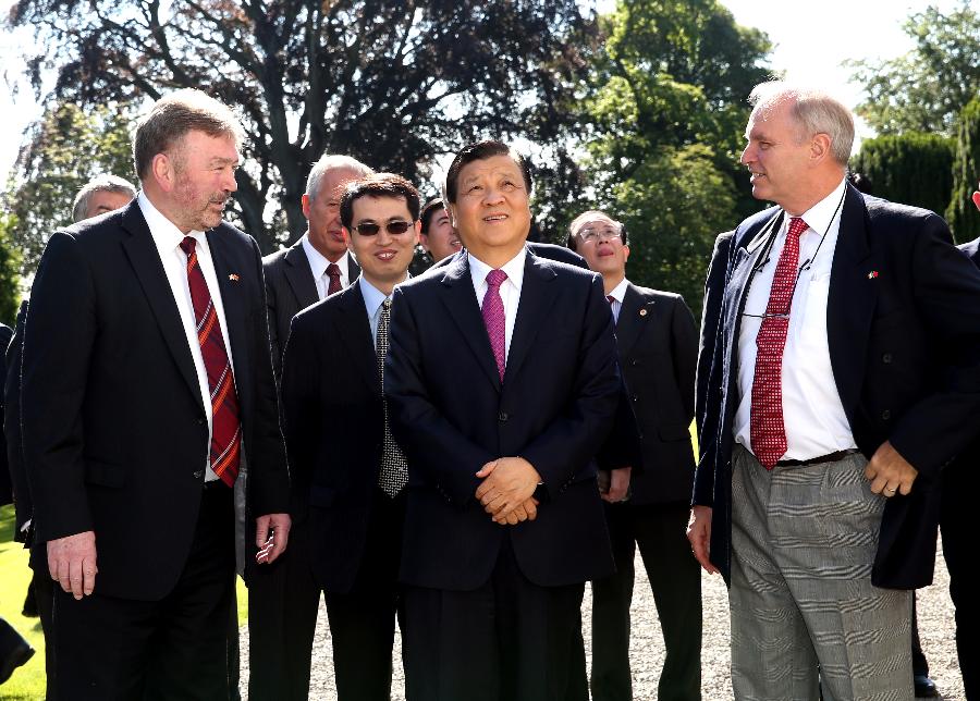 6月17日，刘云山参观爱尔兰《财富》杂志500强企业老城堡（CRH）国际建材公司总部。 新华社记者 姚大伟 摄 