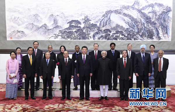 6月28日，国家主席习近平在北京人民大会堂出席和平共处五项原则发表60周年纪念大会并发表主旨讲话。图为习近平与缅甸总统吴登盛、印度副总统安萨里共同会见出席大会的中缅印三国部分代表。新华社记者 李学仁 摄 