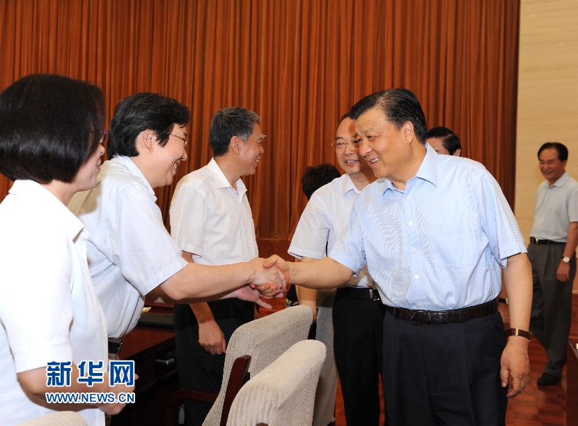 刘云山与大家亲切握手。 新华社记者 饶爱民 摄 