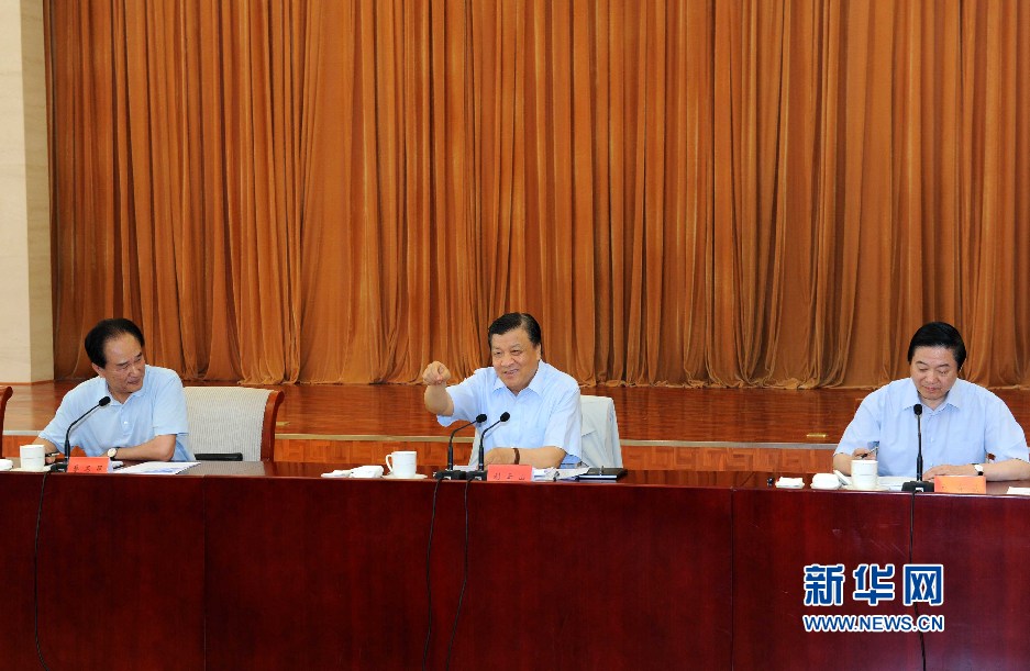 刘云山与报社负责同志和编辑记者代表进行座谈。 新华社记者饶爱民 摄