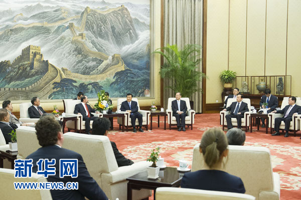 7月3日，中共中央政治局常委、中央书记处书记刘云山在北京人民大会堂集体会见丝绸之路经济带媒体合作论坛外国媒体代表。 新华社记者 黄敬文摄