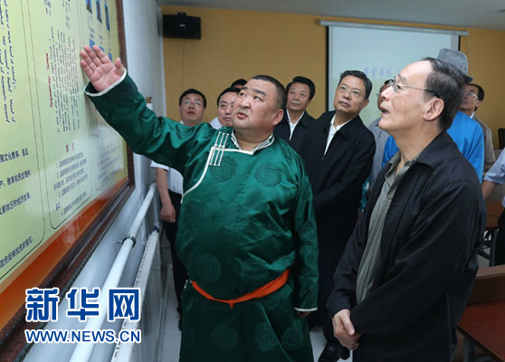 这是7月3日,王岐山在巴彦德力格尔嘎查“两委”活动室了解基层党建情况。新华社记者 庞兴雷 摄 这是7月3日,王岐山在巴彦德力格尔嘎查“两委”活动室了解基层党建情况。新华社记者 庞兴雷 摄