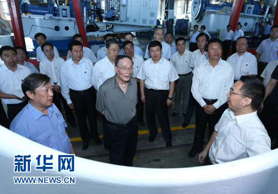 这是7月3日,王岐山在内蒙古海装风电设备有限公司考察。新华社记者 庞兴雷 摄 这是7月3日,王岐山在内蒙古海装风电设备有限公司考察。新华社记者 庞兴雷 摄