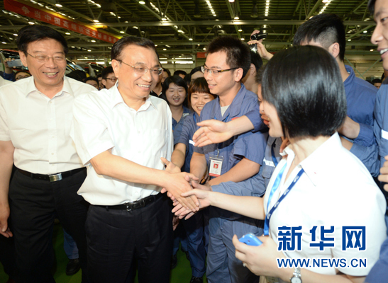 这是7月4日，李克强在南车株洲公司调研时与员工握手。 新华社记者马占成摄 