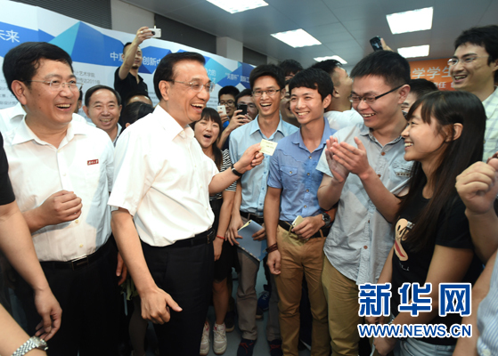 这是7月3日，李克强在湖南大学调研，了解学生创业情况。 新华社记者马占成摄 