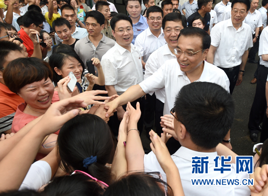 这是7月3日，李克强在湖南大学调研时与学生们握手。 新华社记者马占成摄 
