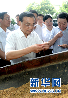 这是7月4日，李克强在中储粮株洲直属库查看库存，了解新粮收储准备。 新华社记者马占成摄 