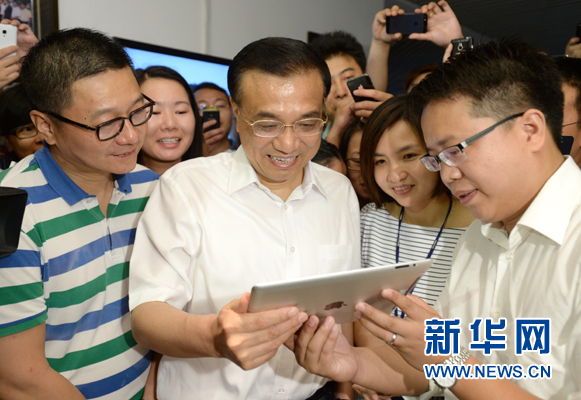 这是7月4日，李克强在拓维信息公司观看公司研发成果演示。 新华社记者马占成摄 