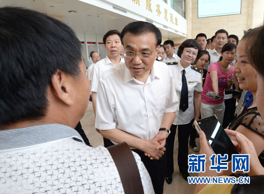 这是7月4日，李克强在株洲市质监局服务窗口与办事群众交流。 新华社记者马占成摄 