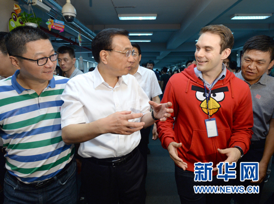 这是7月4日，李克强在拓维信息公司与外籍员工交谈。 新华社记者马占成摄 
