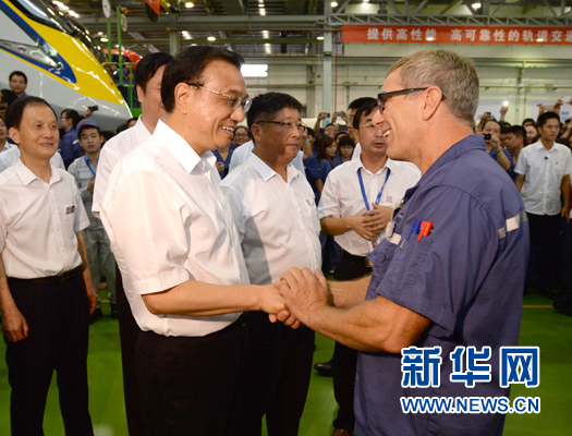 这是7月4日，李克强在南车株洲公司调研时与外国专家交谈。 新华社记者马占成摄 
