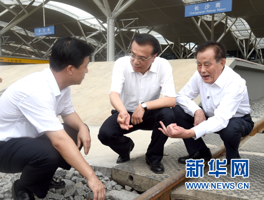 这是7月3日，李克强在沪昆高铁长沙南站施工现场考察。 新华社记者马占成摄 