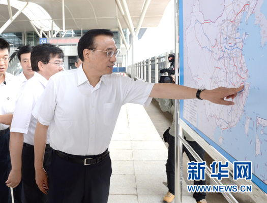 这是7月3日，李克强在沪昆高铁长沙南站施工现场考察铁路建设情况。 新华社记者马占成摄 