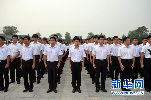 纪念全民族抗战爆发77周年仪式于2014年7月7日在中国人民抗日战争纪念馆举行。图为出席仪式的青年。新华网 郭小天 摄 纪念全民族抗战爆发77周年仪式于2014年7月7日在中国人民抗日战争纪念馆举行。图为出席仪式的青年。新华网 郭小天 摄