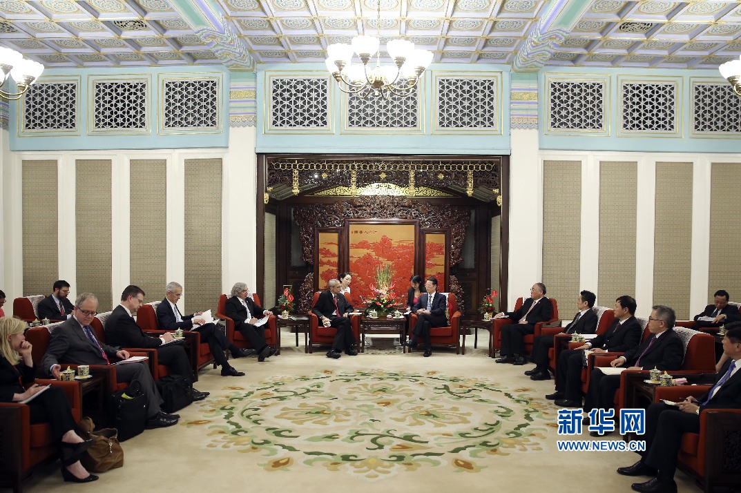 7月9日，国务院副总理张高丽在北京中南海紫光阁会见美国总统气候变化及能源政策顾问波德斯塔、能源部长莫尼兹一行。 新华社记者丁林摄 