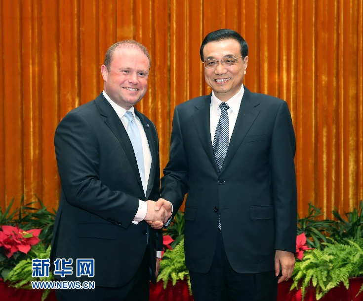 7月9日，国务院总理李克强在北京人民大会堂会见来华出席生态文明贵阳国际论坛2014年年会的马耳他总理穆斯卡特。 新华社记者 刘卫兵 摄