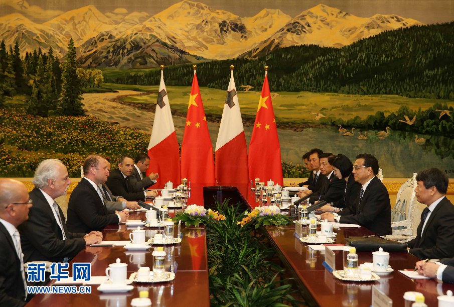 7月9日，国务院总理李克强在北京人民大会堂会见来华出席生态文明贵阳国际论坛2014年年会的马耳他总理穆斯卡特。 新华社记者 刘卫兵 摄