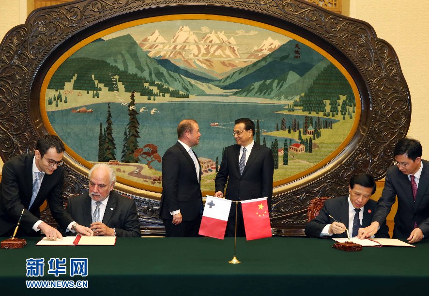 7月9日，国务院总理李克强在北京人民大会堂会见来华出席生态文明贵阳国际论坛2014年年会的马耳他总理穆斯卡特。会见后，两国总理共同见证《中马政府合作中期规划谅解备忘录（2014-2019）》的签署。新华社记者 刘卫兵 摄