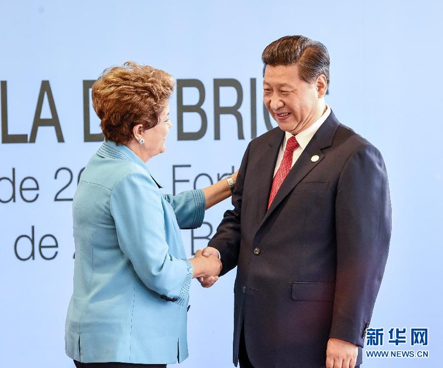 7月15日,国家主席习近平在巴西福塔莱萨出席金砖国家领导人第六次会晤。这是巴西总统罗塞夫迎接习近平主席。 新华社记者 李学仁 摄 7月15日,国家主席习近平在巴西福塔莱萨出席金砖国家领导人第六次会晤。这是巴西总统罗塞夫迎接习近平主席。 新华社记者 李学仁 摄