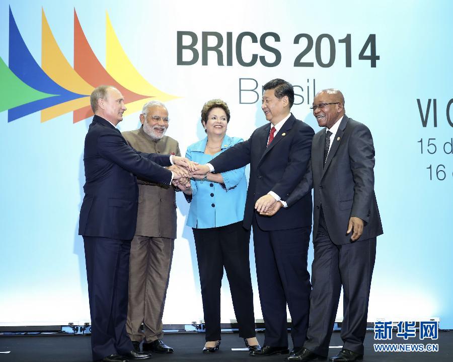7月15日,国家主席习近平在巴西福塔莱萨出席金砖国家领导人第六次会晤。这是金砖国家领导人集体合影。 新华社记者兰红光摄 7月15日,国家主席习近平在巴西福塔莱萨出席金砖国家领导人第六次会晤。这是金砖国家领导人集体合影。 新华社记者兰红光摄