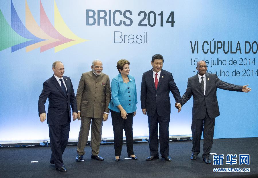 7月15日,国家主席习近平在巴西福塔莱萨出席金砖国家领导人第六次会晤。这是金砖国家领导人集体合影。 新华社记者王晔摄 7月15日,国家主席习近平在巴西福塔莱萨出席金砖国家领导人第六次会晤。这是金砖国家领导人集体合影。 新华社记者王晔摄