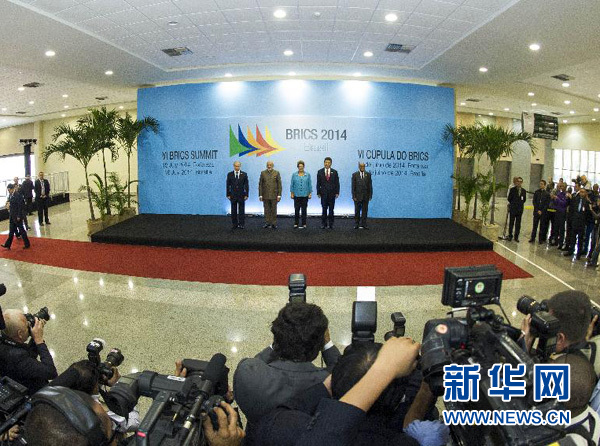 7月15日,国家主席习近平在巴西福塔莱萨出席金砖国家领导人第六次会晤。这是金砖国家领导人集体合影。 新华社记者王晔摄 7月15日,国家主席习近平在巴西福塔莱萨出席金砖国家领导人第六次会晤。这是金砖国家领导人集体合影。 新华社记者王晔摄