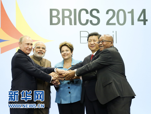 这是习近平同出席会晤的巴西总统罗塞夫、俄罗斯总统普京、印度总理莫迪、南非总统祖马合影。新华社记者 兰红光 摄