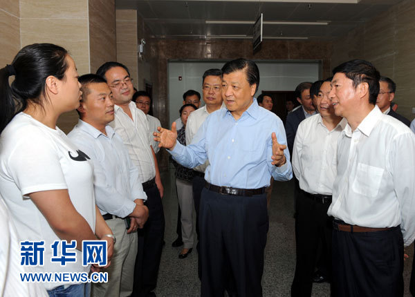 這是7月18日，劉雲山在青海省政府行政服務和公共資源交易中心調研。新華社記者 饒愛民 攝