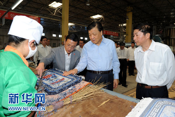 这是7月18日，刘云山在青海藏羊地毯集团有限公司调研。新华社记者 饶爱民 摄