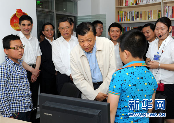 7月17日至19日，中共中央政治局常委、中央书记处书记刘云山在青海调研。这是7月18日，刘云山在西宁市南山西社区调研。 新华社记者饶爱民 摄