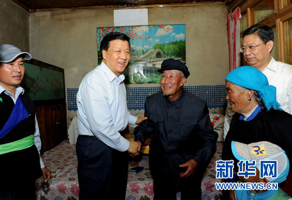 7月17日至19日，中共中央政治局常委、中央书记处书记刘云山在青海调研。这是7月17日，刘云山在海东市互助土族自治县东山乡白牙合村看望老党员。新华社记者 饶爱民 摄