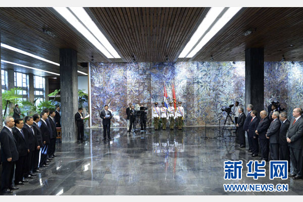 当地时间7月22日，国家主席习近平在哈瓦那接受古巴政府授予的&ldquo;何塞&middot;马蒂&rdquo;勋章。古巴国务委员会主席兼部长会议主席劳尔&middot;卡斯特罗为习近平佩戴勋章。新华社记者马占成摄