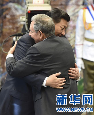 当地时间7月22日，国家主席习近平在哈瓦那接受古巴政府授予的&ldquo;何塞&middot;马蒂&rdquo;勋章。古巴国务委员会主席兼部长会议主席劳尔&middot;卡斯特罗为习近平佩戴勋章。新华社记者马占成摄