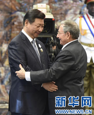 当地时间7月22日，国家主席习近平在哈瓦那接受古巴政府授予的&ldquo;何塞&middot;马蒂&rdquo;勋章。古巴国务委员会主席兼部长会议主席劳尔&middot;卡斯特罗为习近平佩戴勋章。新华社记者马占成摄