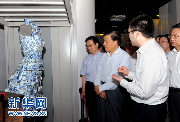 这是7月22日，刘云山在上海国家对外文化贸易基地调研。新华社记者 饶爱民 摄 