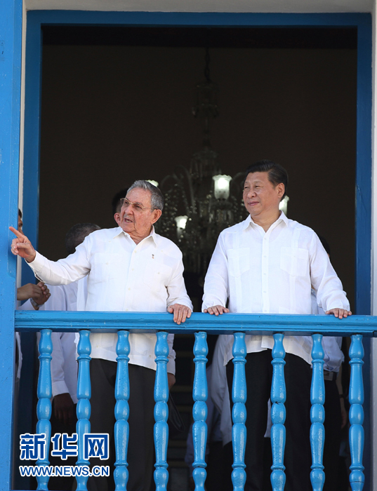 这是习近平在劳尔陪同下参观圣地亚哥市政府时一同走上二层阳台。1959年1月1日，菲德尔&middot;卡斯特罗就是站在这里宣布古巴革命胜利。新华社记者兰红光 摄 