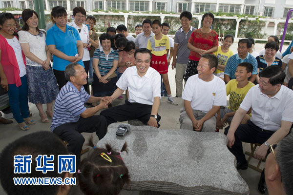 7月24日至25日，中共中央政治局常委、国务院总理李克强在山东考察。这是7月24日，李克强在德州袁桥社区与居民话家常。新华社记者黄敬文摄