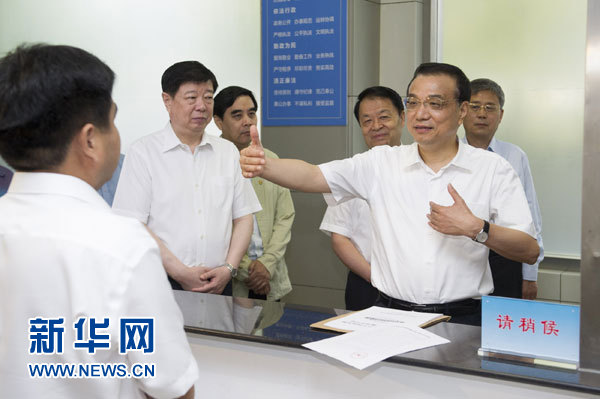 7月24日至25日，中共中央政治局常委、国务院总理李克强在山东考察。这是7月25日，李克强在济南山东省交通厅服务窗口调研改革进展。新华社记者黄敬文摄