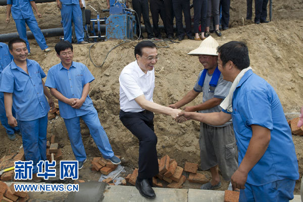 7月24日至25日，中共中央政治局常委、国务院总理李克强在山东考察。这是7月24日，李克强在德州陵县雨污分流工地与工人交流。新华社记者黄敬文摄