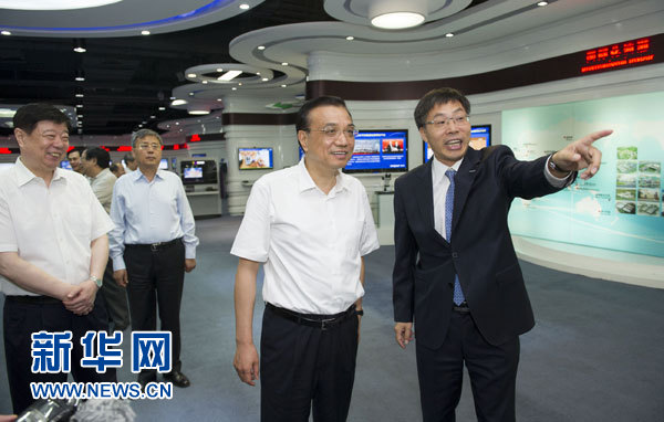 7月24日至25日，中共中央政治局常委、国务院总理李克强在山东考察。这是7月25日，李克强在济南浪潮集团考察。 新华社记者黄敬文摄