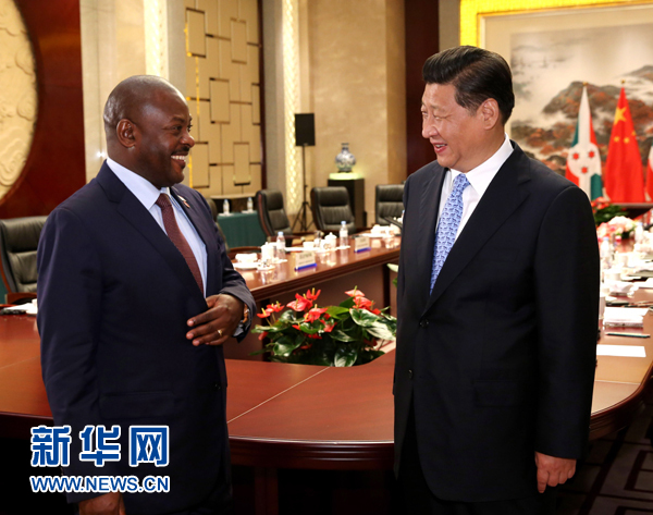 8月16日，国家主席习近平在南京会见布隆迪总统恩库伦齐扎。新华社记者 庞兴雷 摄