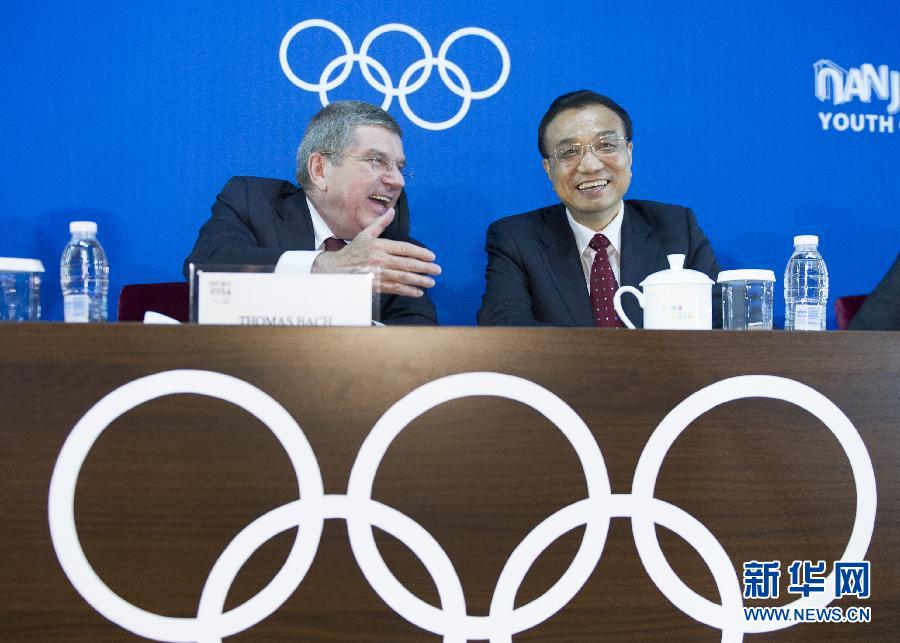 8月28日，中共中央政治局常委、国务院总理李克强在南京出席第二届夏季青年奥林匹克运动会闭幕式。这是李克强与国际奥委会主席巴赫亲切交谈。新华社记者谢环驰摄