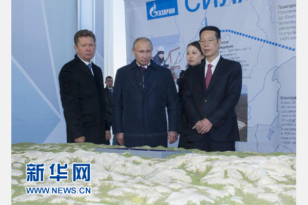 9月1日，国务院副总理张高丽在雅库茨克会见俄罗斯总统普京，并与普京共同出席中俄东线天然气管道俄境内段&ldquo;西伯利亚力量&rdquo;管道开工仪式。这是仪式开始前，张高丽与普京共同参观管道沙盘模型。新华社记者王晔摄 