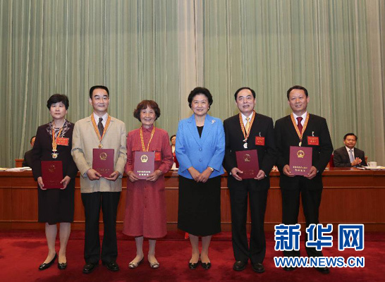 9月9日，庆祝第三十个教师节暨全国教育系统先进集体和先进个人表彰大会在北京举行，中共中央政治局委员、国务院副总理刘延东出席表彰大会并讲话。这是刘延东与获奖代表合影。 新华社记者 丁林 摄